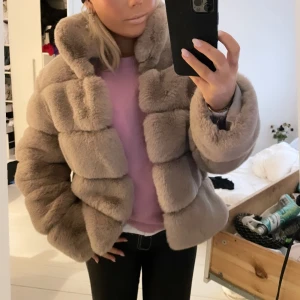 Vivanilla päålsjacka  - Säljer min oanvända pälsjacka från vivanilla. Nypris 1600 och aldrig använd, jättefin och skön  men har en beige sin jag sncöner istället 