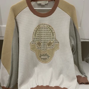 Stella McCartney tröja - Väldigt fin Stella McCartney tröja. Älskar verkligen den.  Jag är 161cm lång. Den är liten i storleken (jag ville ha den i en oversize fit så tröjan är EU 40) men motsvarar en S skulle jag säga. Hör av dig så skickar jag fler bilder. 