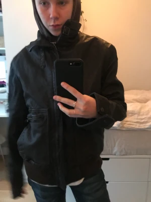 Von Dutch läder jacka - Säljer min super fina Von Dutch jacka. Jag själv har aldrig använt jackan, därför är den i super skick med inga tecken på användning/slitning.  Jackan har en inbyggd matchande hoodie (som absolut hade ganska lätt kunnat tass loss om man kan sånt).