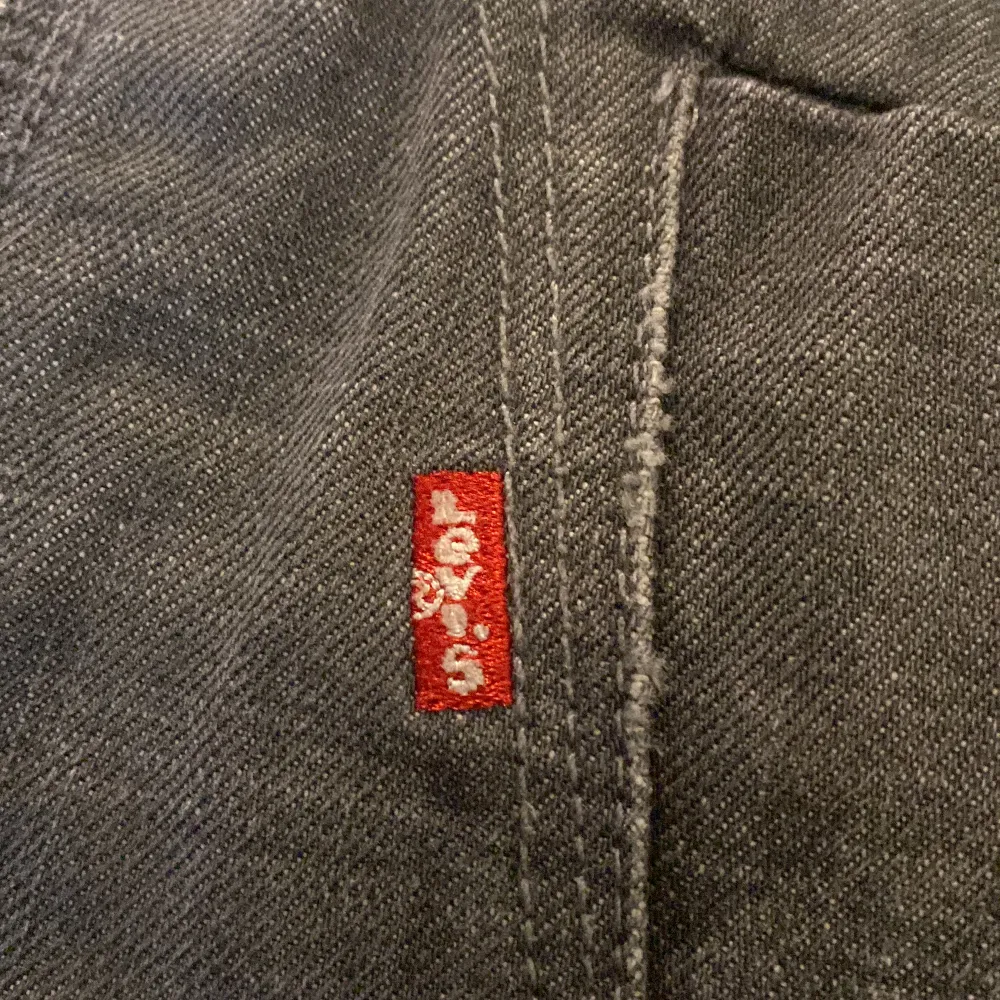 Ett par gråa Levi’s jeans som aldrig är använda och är därför i bra skick.. Jeans & Byxor.