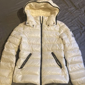 Moncler Bady tjej St 14A - Moncler bady tjej, ST 14A(S)  2500 elr Bästa bud