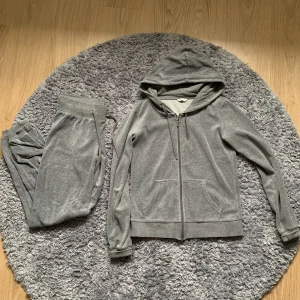 Mjukis set - Säljer detta fina mjukis sett från Cubus, då det är för litet för mig!😍 Storlek S på både byxor och tröja Vid intresse tveka inte att kontakta! 
