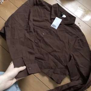 Brun skjorta - Brun skjorta ! Croppad ! Frakt tillkommer på 40kr 