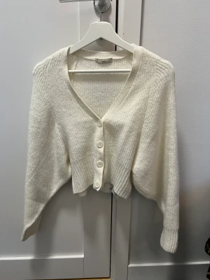 Stickad kofta  - Stickad kofta från Gina Tricot från deras Premium Quality Kollektion. Koftan är knappt använd och därmed i jättefint skick!❣️Nypris: 399kr. Erbjuder den går koftan för endast 50kr extra då den saknar två knappar men annars är i fint skick!