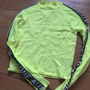 Tröja  - Neongul tröja! Oanvänd:) frakt tillkommer på 50kr! 