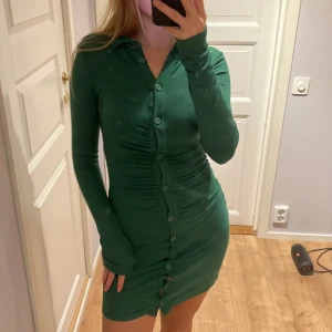 Grön klänning - Klänning från stradivarius i strl s. Endast provat plagget. Som ny. 