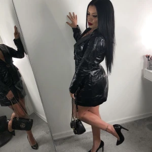 Lackad kavaj klänning - Lackad kavaj klänning i strl S från Lioness. Säljes pga för liten 