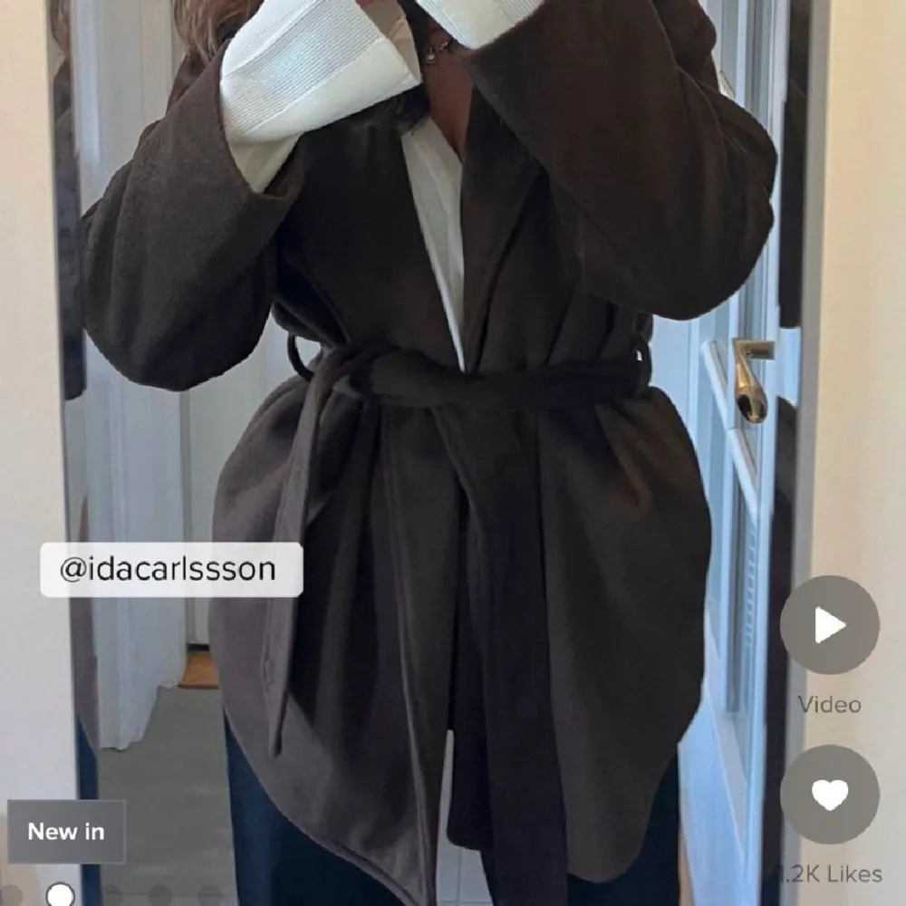 En jätte fin brun kappa från Ida Carlssons kollektion! I storlek 34 och aldrig använd❤️‍🔥 köptes för 899kr. Köp direkt om ni känner för det😋. Jackor.
