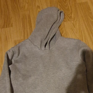 Hoodie - Den varmaste hoodien jag har använd ever. Passar perfekt nu under vinter. Den är tyvärr liten på mig nu och valde att sälja den. Annars för fin.😍😍😍