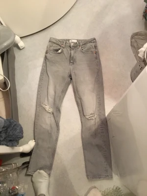 Zara kände jeans - I mycket bra skick och passar till allt.stk 32. Den är känt jeans