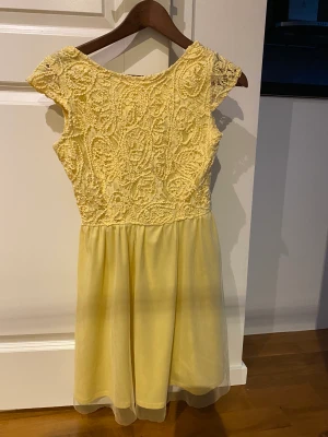 Klänning - Jättefin ljusgul klänning, använd 1 gång
