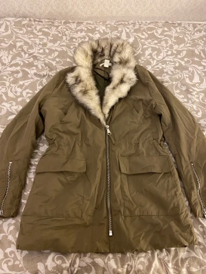 Jacka som jag aldrig har använt  - Jacka som jag aldrig har använt från hm. Ser helt ny ut och har en sån fin färg💕 Passar tyvärr inte mig