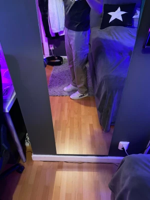 Sour Solution cargos  - Cargos från Sour Solution i färgen beige. Storlek S. Sitter perfekt i midja, väldigt sköna overall. Sitter perfekt över skorna. 