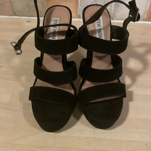 Högklackat Steve Madden - Steve Madden skor endast använda 1 gång. Ny pris 1950