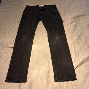 Mörk gråa Acne jeans.  - Dom är i ett bra skick och passar bra på en. Dom är i storlek 30/32