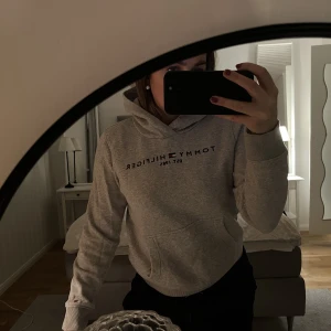Hoodie Tommy H - Säljer denna då den är för liten