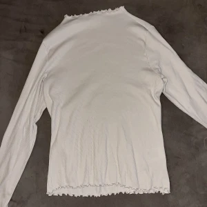 Tröja från Monki i storlek M  - Jättefin tröja från Monki endast använd ett fåtal gånger. Kan mötas upp vid södra station.