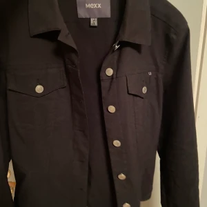 Svart jeansjacka - En svart jeansjacka som jag också ärvt av min mamma, supergott skick då jag endast använt den fåtal gånger!  Skriv till mig privat om man vill se den på mig, är nämligen osäker på om den är i storlek 38 eller 42