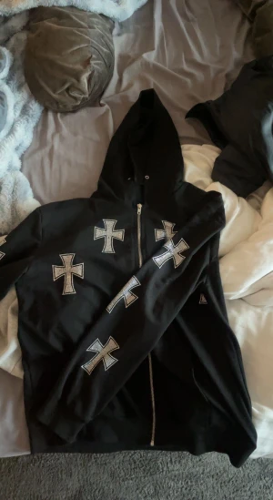 Rhinestone hoddie  - Oanvänd hoddie. Funkar för både killar och tjejer. Skitsnygg men kommer ej till användning för mig🫶🏼