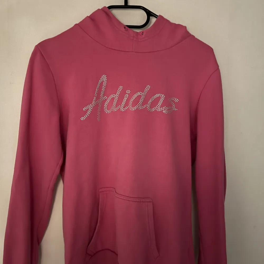 Rosa adidas hoodie med rinestones. Hoodies.