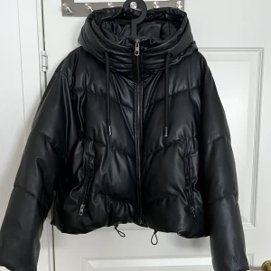 Vinterjacka i skinn från Zara, storlek M - Säljer min snygg svarta vinterjacka i perfekt skick, som jag använt under endast en sesong. Sitter jättefint på och är väligt varm, perfekt nu inför vintern. Skriv gärna vid intresse🫶 