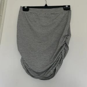 Kjol - Söt kjol mdd schrunch effekt på sidorna! Super fin på! 