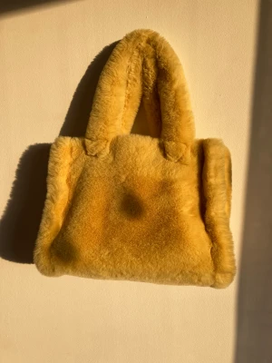 Stand Studio väska  - Väska i gul fuskpäls från Stand Studio. Fantastiskt fin! Stängs med tryckknapp. 