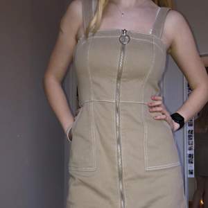 Jättesöt hängselklänning som jag tyckt om mycket. Inga skavanker :)