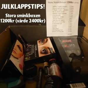 Sminkbox Gosh - Sminkbox med produkter från Gosh. Bild nr 2 visar innehåll och värde. 50% Värdet. Alla produkter är oöppnade.