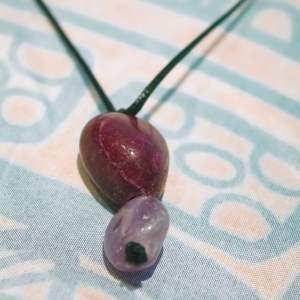 Handgjort (av mig) halsband med lila, galaxiga stenar. Med ett klassiskt metallknäppe i nacken.💜