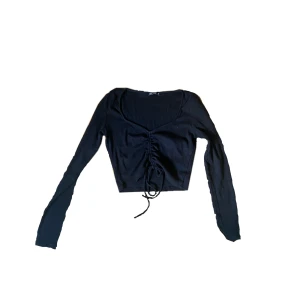 långärmad tröja - långärmad croppad tröja från zara, skulle säga att den är åt de mindre hållet. har en knytning i mitten som gör så man kan göra den mindre croppad eller mer croppad! knappt använd