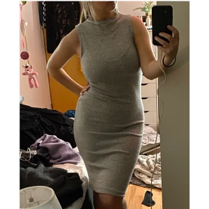 Stickad knälång klänning - Super mysig o skönt knälång stickad klänning från vero Moda i storlek M.  Väldigt mysigt tyg, inte sticksigt överhuvudtaget.  (Använd 1 gång)