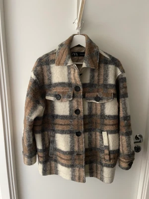 Jacka Zara - Bra skick då den är sparsamt använd. Var skjortjacka. Storlek xs men stor så mer som en S.