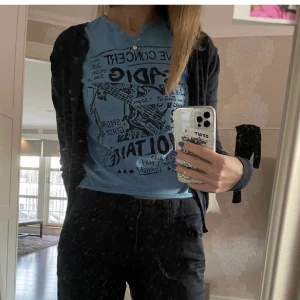 Zadig Voltaire tshirt - Funderar på att sälja denna populära t-shirt ifrån Zadig. Köpt av en tjej här på plick som använt den 2 gånger så den är i superfint skick💞 Kom privat för frågor/funderingar. BUD 450. Köp direkt för 500💞