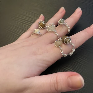 Handgjorda ringar - Jag gör dessa ringar själv och det går att fråga om flera olika färger på stenarna❤️ Jag kan göra ringar som går att anpassa precis som du vill🖤spårbarfrakt kostar 51kr