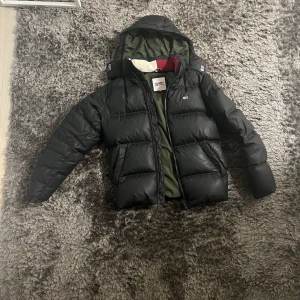 Tommy Hilfiger vinterjacka - Svart, skön Tommy Hilfiger jacka som passar i XS/S. Nypris: 2700kr