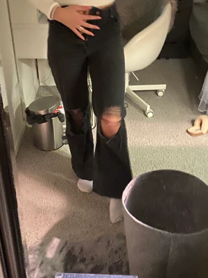 Jeans  - Fina svarta jeans från hm , de är vida med stora hål i knäna, rätt så använda men jätte bra skick ändå. Som ni ser på bilden kan jag inte knäppa dem därför säljer jag dem istället. Jeansen är väldigt små i midjan (passar kanske storlek 34?) jag är 168! 