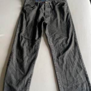 Gråa Stonewashed jeans som är i bra skick. Säljer då de inte passar min stil längre. 