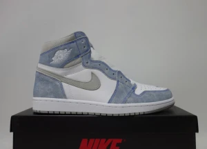 Jordan 1 retro high - Ett fint par handplockade av oss på Kicker’s har ni fler frågor skriv gärna, finns i de flesta strl! Alltid 10/10🤩 (oanvända)
