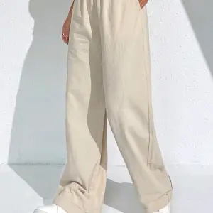 Dessa byxor är från shein och är aldrig använda. Dom är för korta för mig som är 177 cm.