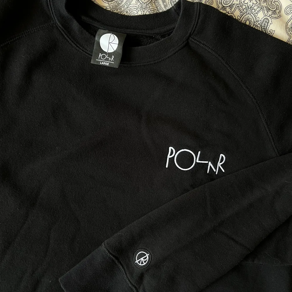 Svart Polar sweatshirt i storlek L. Se andra annonser för samfrakt och fråga om det finns funderingar!. Hoodies.