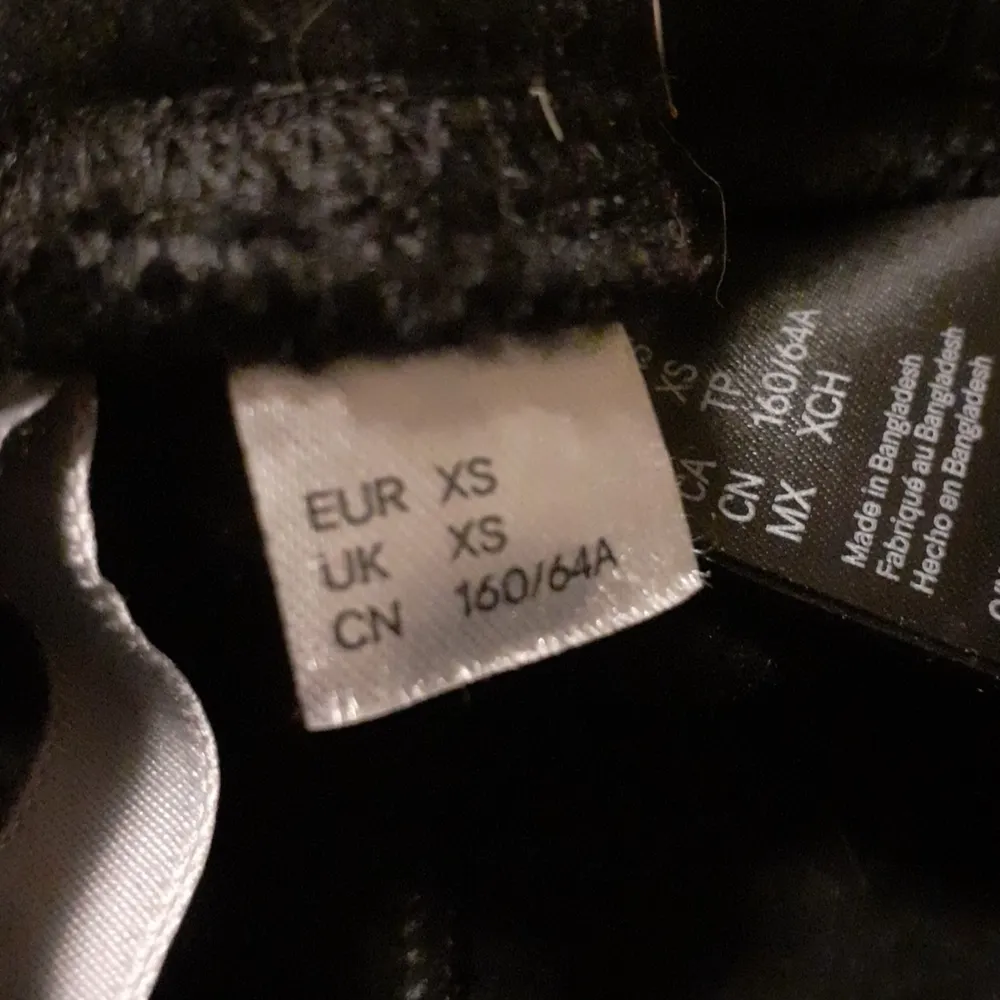 Två mjukisbyxor/sweatpants från Hm, 50kr styck. En brun (S) och en svart (Xs). Jeans & Byxor.