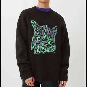 Weekday - Hej Säljer en stickad tröja ifrån weekday i storlek M. Tröjan har bara blivit testad och säljer pågrund av att jag inte har någon användning av den längre!  Här även egna bilder så fråga gärna efter dom! 