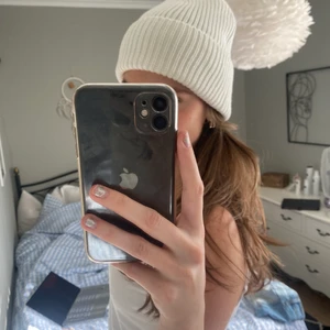 Vit mössa - Vit ribbad mössa som liknar alvimössorna. Den har använts fåtal gånger är i gott skick. Det enda är att de är lite smink på insidan men det går nog att tvätta bort, inget som syns när man bär den❤️