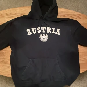 Mörkblå hoodie med tryck.  - Snygg hoodie med fint tryck. Säljer för att jag växt ut den. Ca 2 gammal men ändå gott skick. 