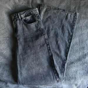Gråa wide jeans - Gråa super wideleg jeans från Stradivarius i storlek 40 för 200kr + frakt men priset går att diskuteras😎