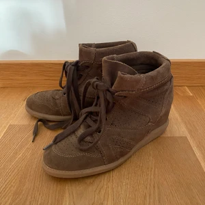 Pavement skor - Beiga pavement skor i mke bra skick. Jätte fina o jätte sköna. 