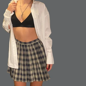 Snygg kjol från pull&bear - Super Snygg kjol från pull&bear! Perfekt för höstiga outfits 🍂 