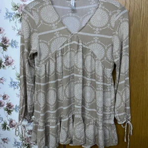 beige och vit blus - älskade denhär för ett år sen men nu använder jag den inte. fint skick