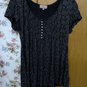 mönstrad blus med knappar - asskön blus med mönster och knappar, välanvänd men i bra skick